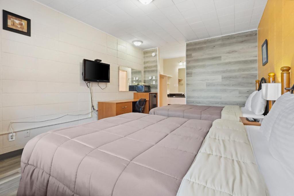 TV a/nebo společenská místnost v ubytování Dauphin Inn Express