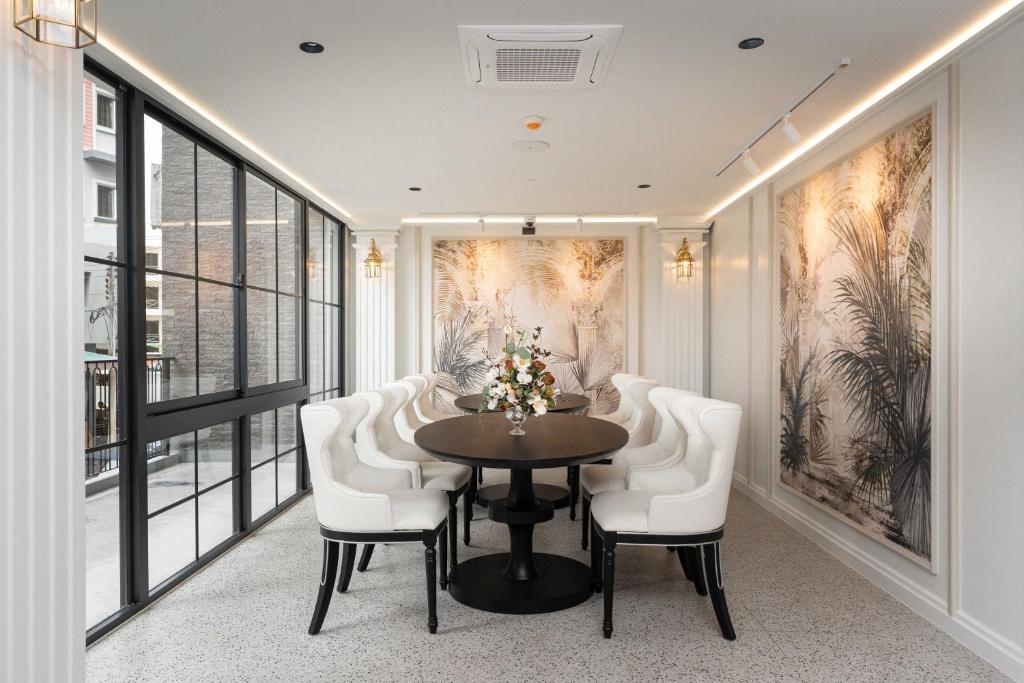 Chateau Du Village Patong - Resim 18