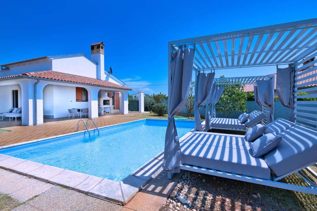 Πισίνα στο ή κοντά στο Villa Melody