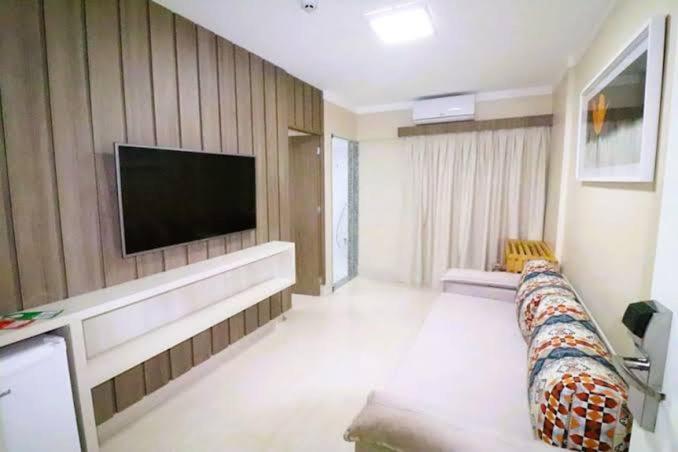 カルダス・ノバスにあるAconchego houseのリビングルーム(テレビ、ソファ付)