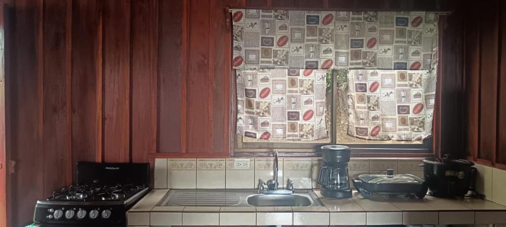 Η κουζίνα ή μικρή κουζίνα στο Hermosa Cabaña en Chachagua