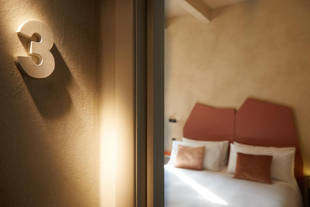 sypialnia z łóżkiem z napisem na ścianie w obiekcie Locanda Ca' Matilde w mieście Quattro Castella