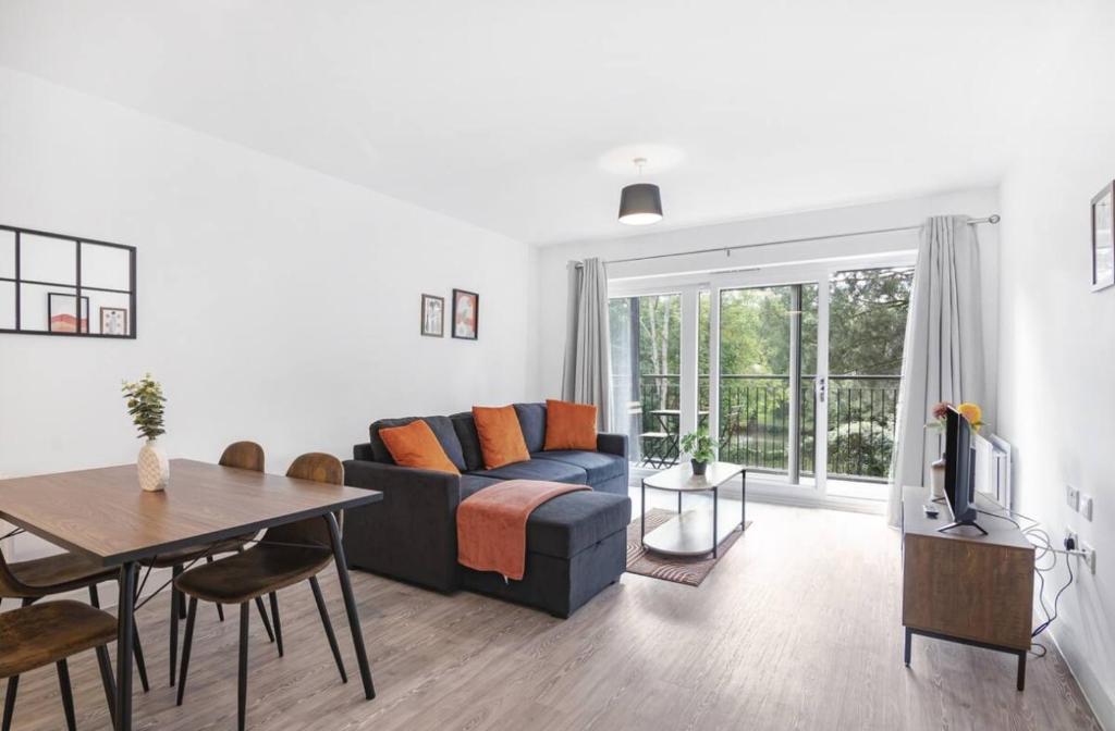 a living room with a couch and a table at Luxury 5 bed Apt Maidstone with Free Parking in Allington
