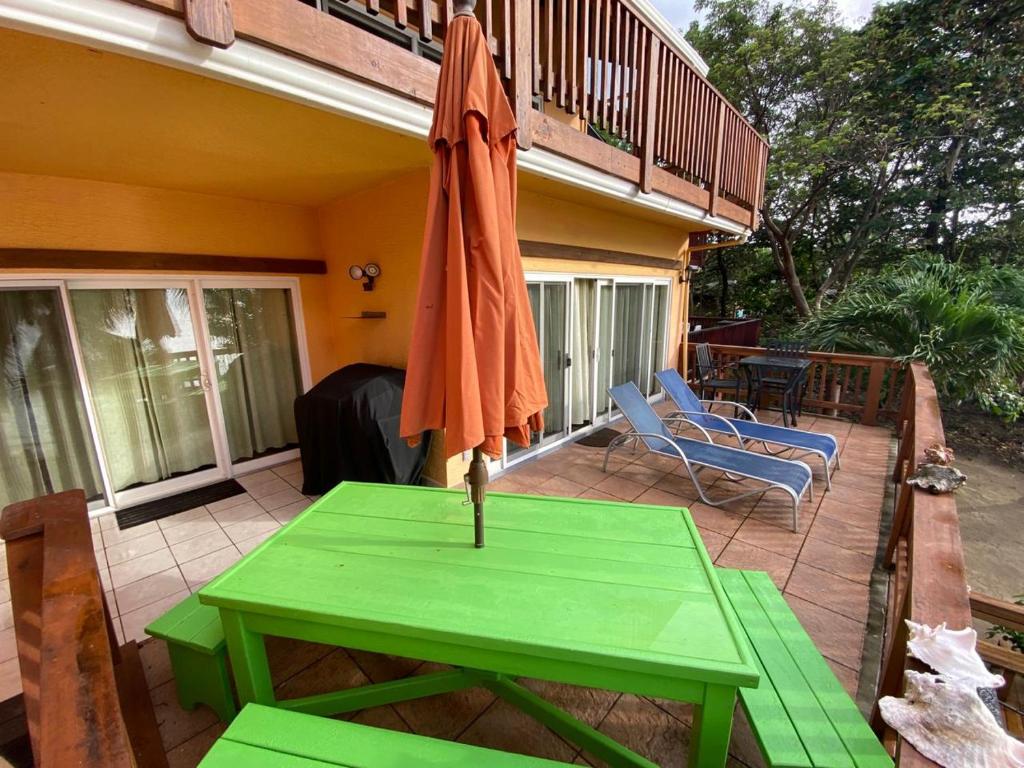 Balkón nebo terasa v ubytování WEST Bay BEACHFRONT