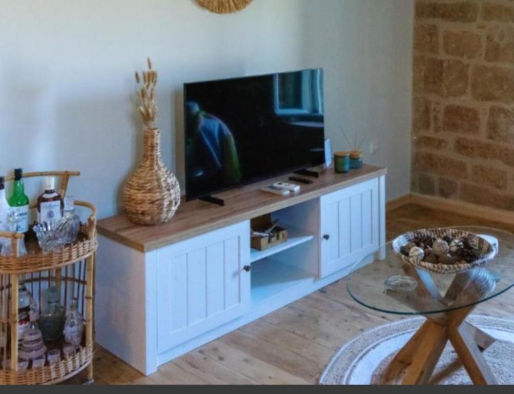 TV a/nebo společenská místnost v ubytování Old Mansion Residence