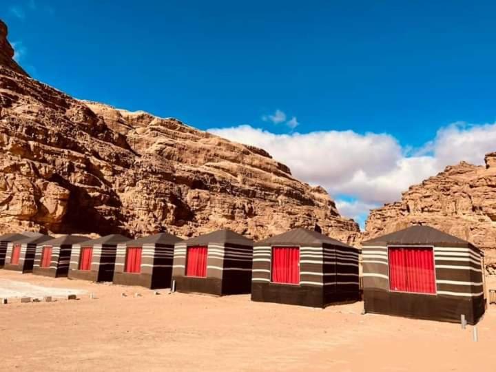 Jurf ad DarāwīshにあるWadi Rum campの岩山の前に並ぶ小屋