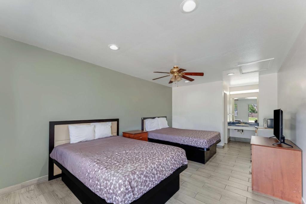 Americas Best Value Inn San Antonio Downtown Riverwalk - Exterior 2 Camas Matrimoniales No Fumadores