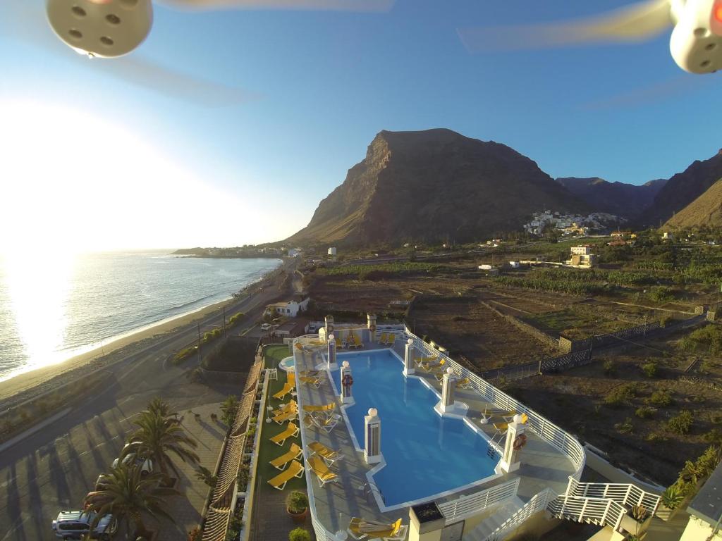 an aerial view of the beach and a swimming pool at Hotel Gran Rey in Valle Gran Rey