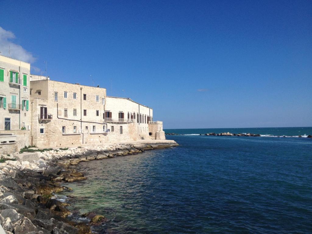 un edificio accanto a un corpo idrico di Lilla B&B a Molfetta