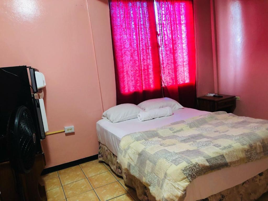Postel nebo postele na pokoji v ubytování Chaleanor Hotel