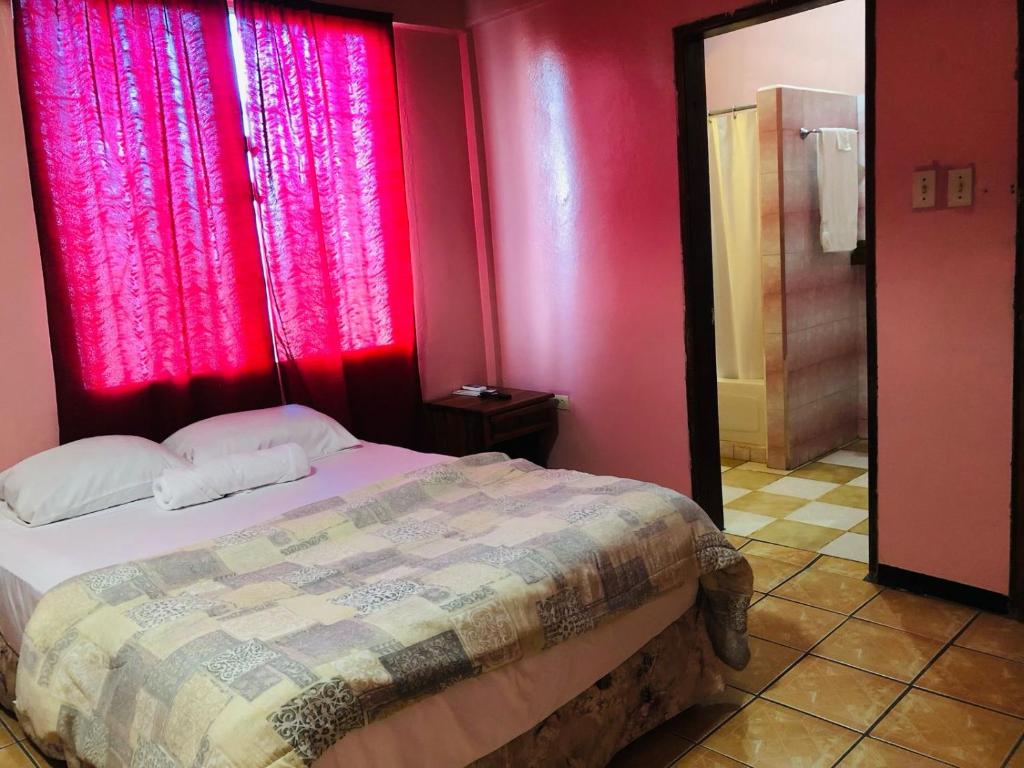 Postel nebo postele na pokoji v ubytování Chaleanor Hotel