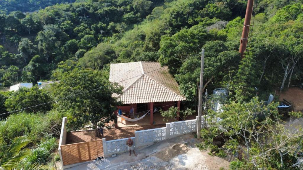 Casa em Buzios MATO - PRAIA في بوزيوس: منزل على جانب جبل