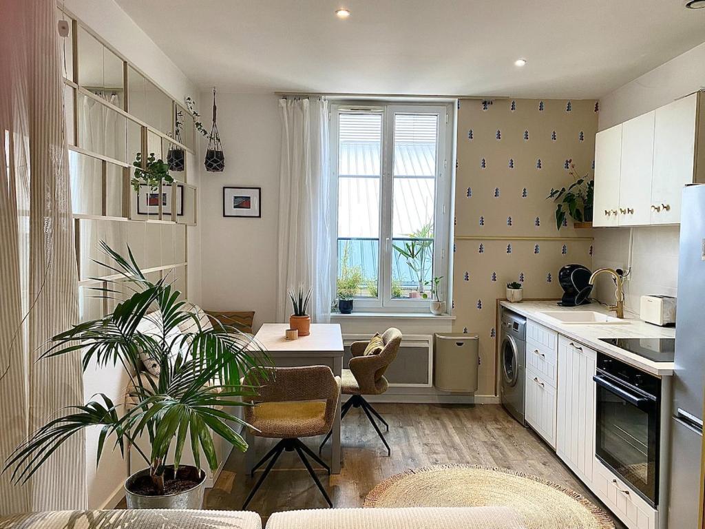 une cuisine avec une table et une salle à manger dans l'établissement Appartement entier Lyon Sans-souci & Monplaisir, à Lyon
