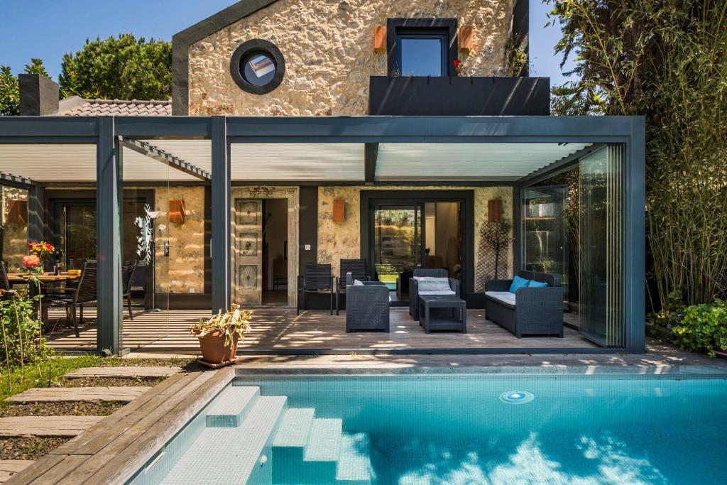 una casa con piscina en el patio en Villa Oasis II, en Cascais