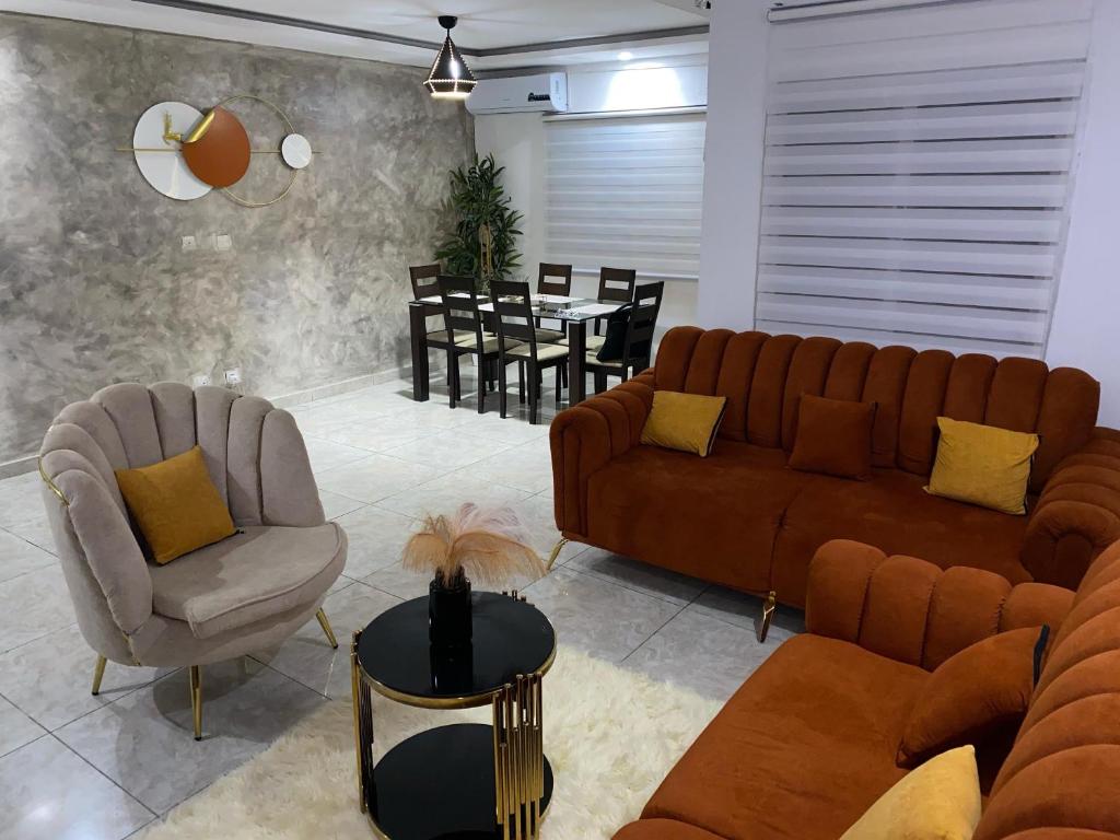 Posezení v ubytování 2Bed Abidjan Apartment- Relax Explore & Unwind