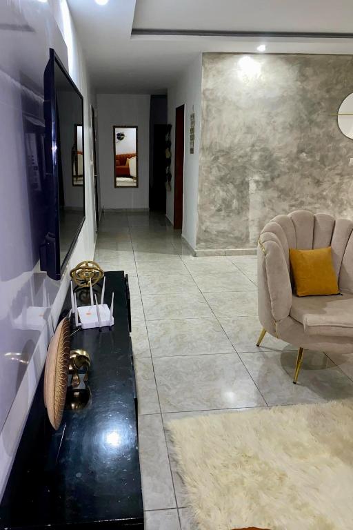 Posezení v ubytování 2Bed Abidjan Apartment- Relax Explore & Unwind