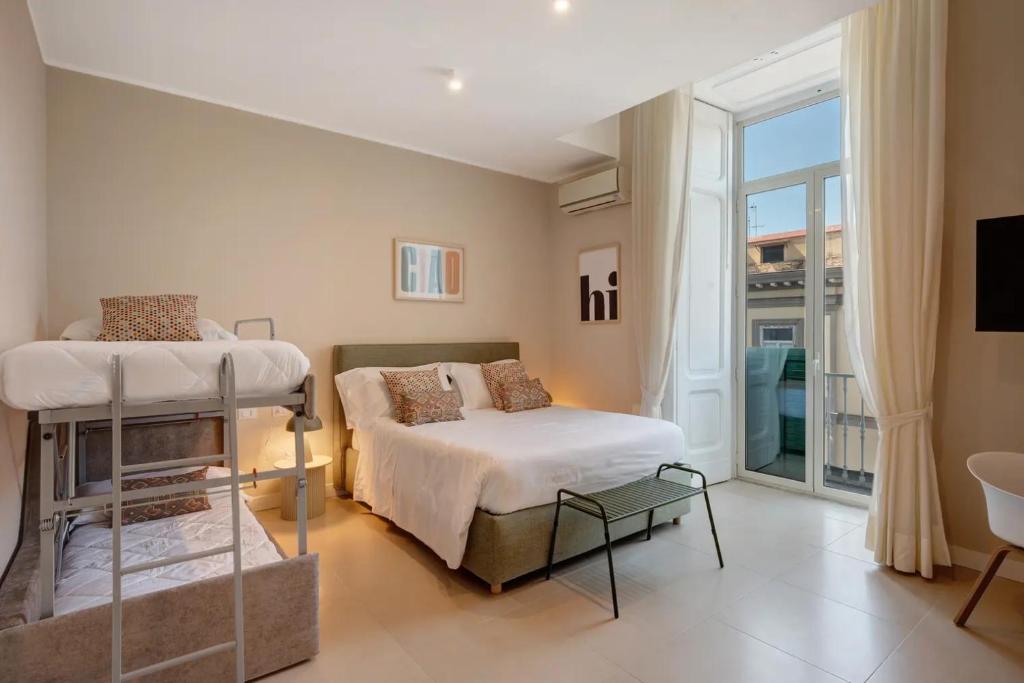 1 dormitorio con 2 literas y balcón en Residenza Sansevero - Dimore Partenopee, en Nápoles