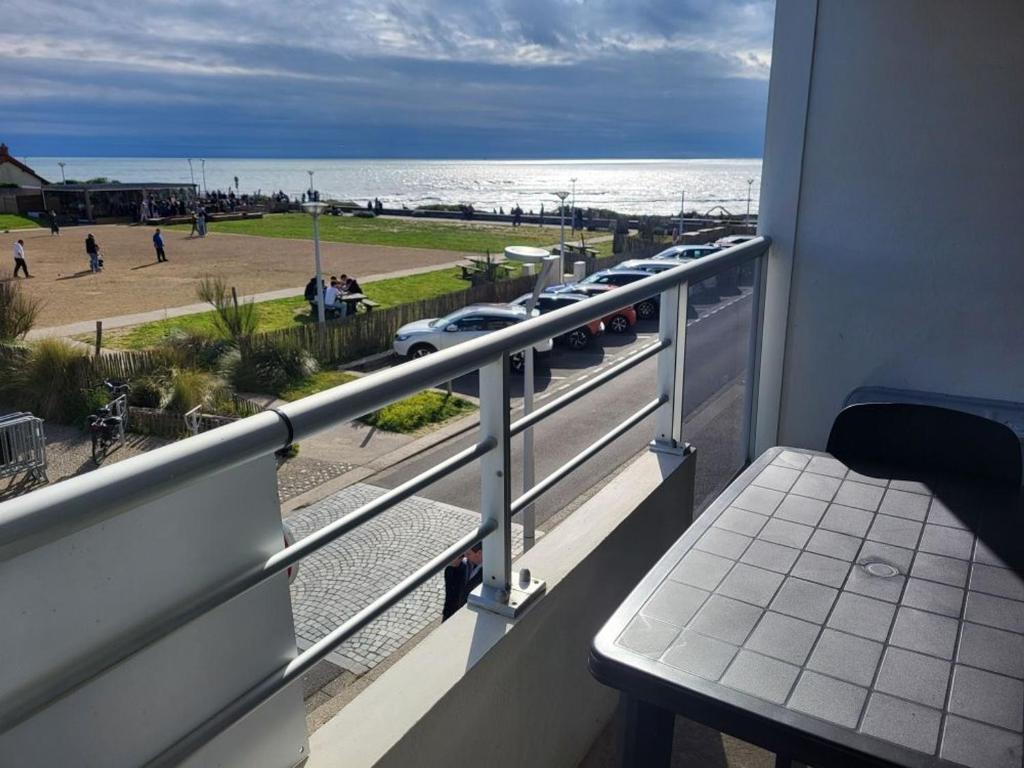 Elle comprend un balcon offrant une vue sur la plage et l'océan. dans l'établissement Studio à 100m de la Mer à Saint-Hilaire-de-Riez, avec Balcon et Parking Public - FR-1-426-330, à Saint-Hilaire-de-Riez