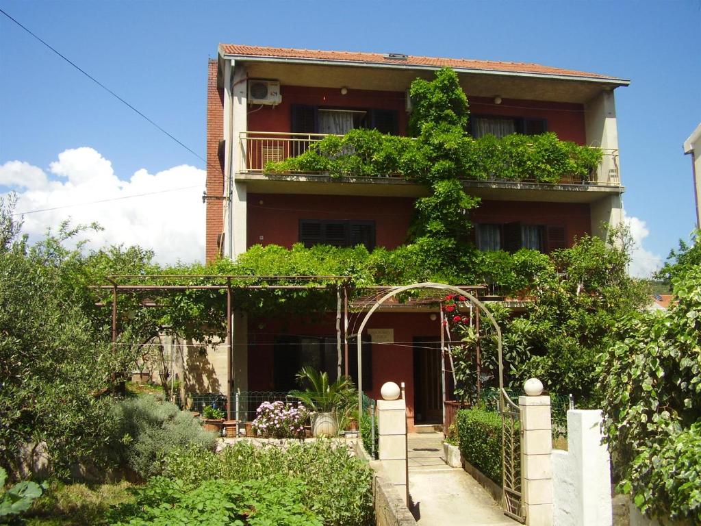 a building with plants on the side of it at Apartments Srhoj in Stari Grad