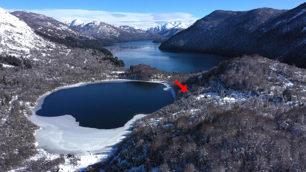 an aerial view of a lake in the mountains at Casa en Lago Hermoso sobre Laguna Cristalina con Muelle Privado in San Martín de los Andes
