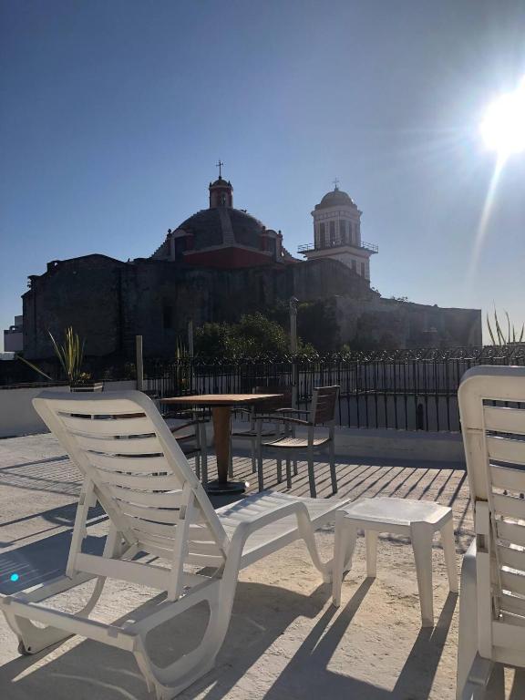 two chairs and a table and a table and chairs at Puebla en familia in Puebla