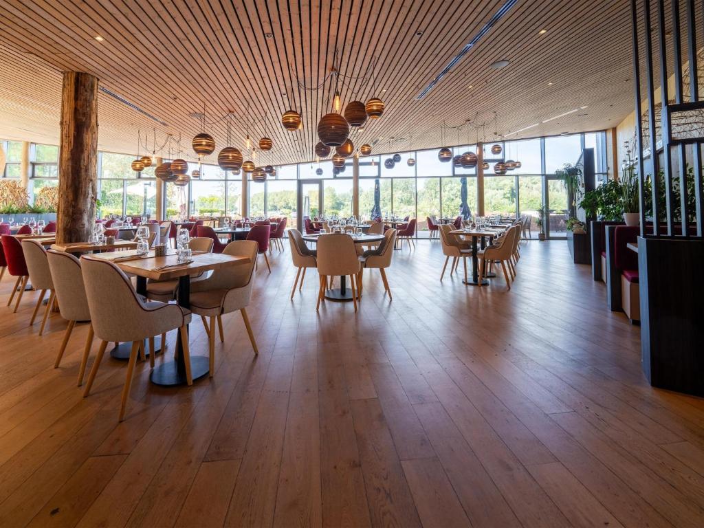 Restaurace v ubytování Lakehouse mansion by Belvilla