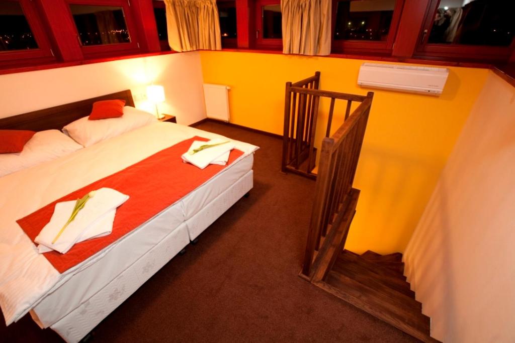 Postel nebo postele na pokoji v ubytování Hotel Peklo
