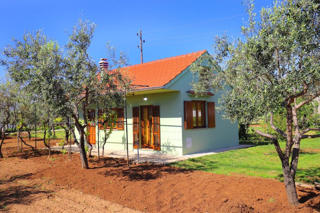 Holiday Home Zemljak في سوكوشان: منزل صغير بسقف برتقالي