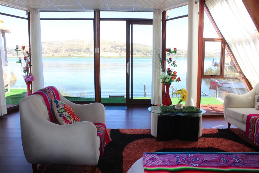 Posezení v ubytování Titicaca Aruntawi Lodge Peru