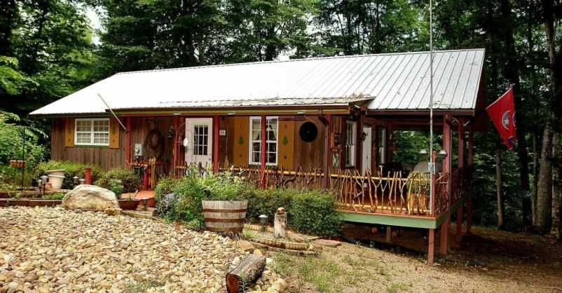 una piccola casa con una bandiera davanti di Enchanted Cottage a Newport