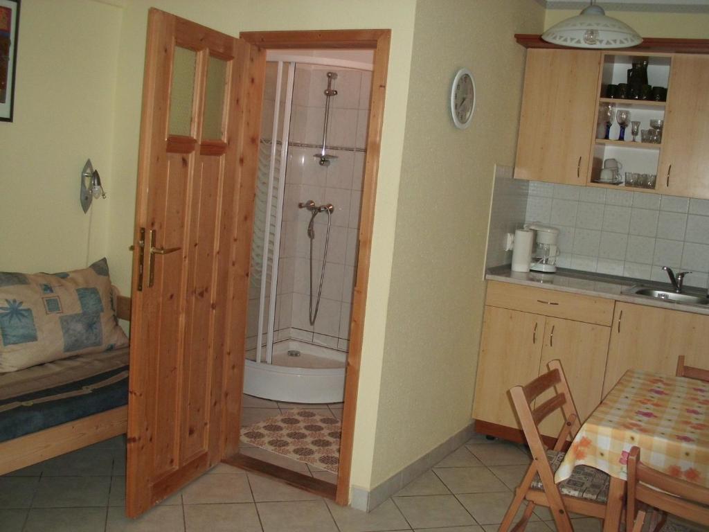 Kuchyňa alebo kuchynka v ubytovaní Zalakaros Panoráma Apartmanok