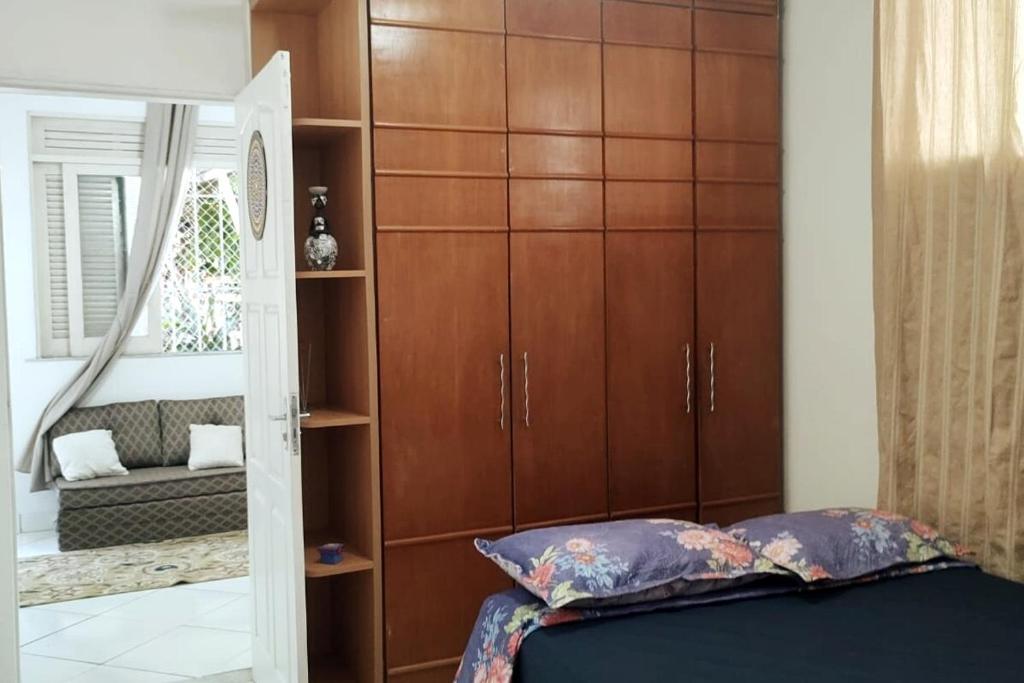 una camera con armadi in legno e un letto di Casa Florescer a Salvador