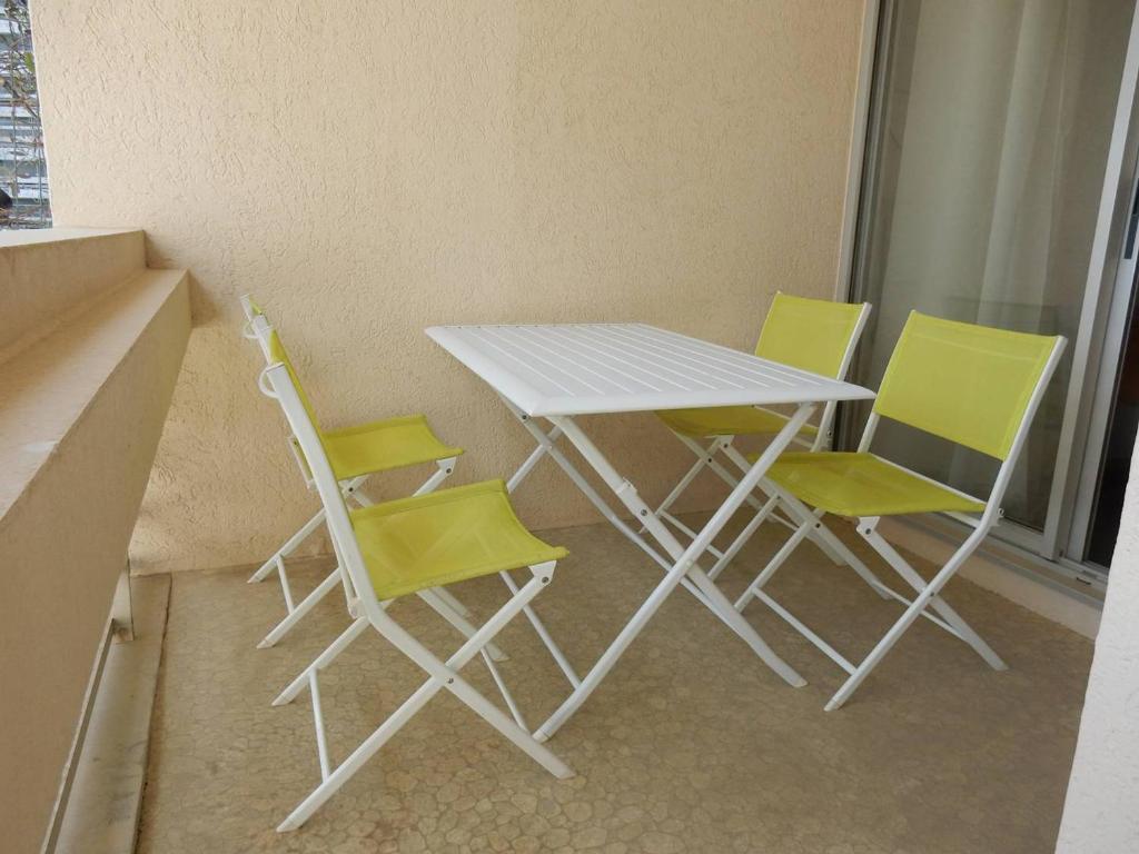 une table et quatre chaises dans une pièce dans l'établissement Appartement 5 pers avec piscine en bord de mer - FR-1-750-77, à Canet