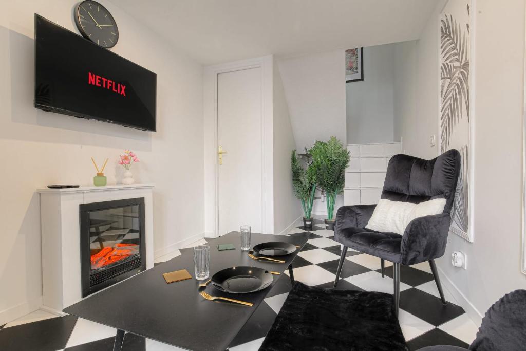 un salon avec une table et une cheminée dans l'établissement Cosy et Design duplex Brotteaux - Masséna, à Lyon