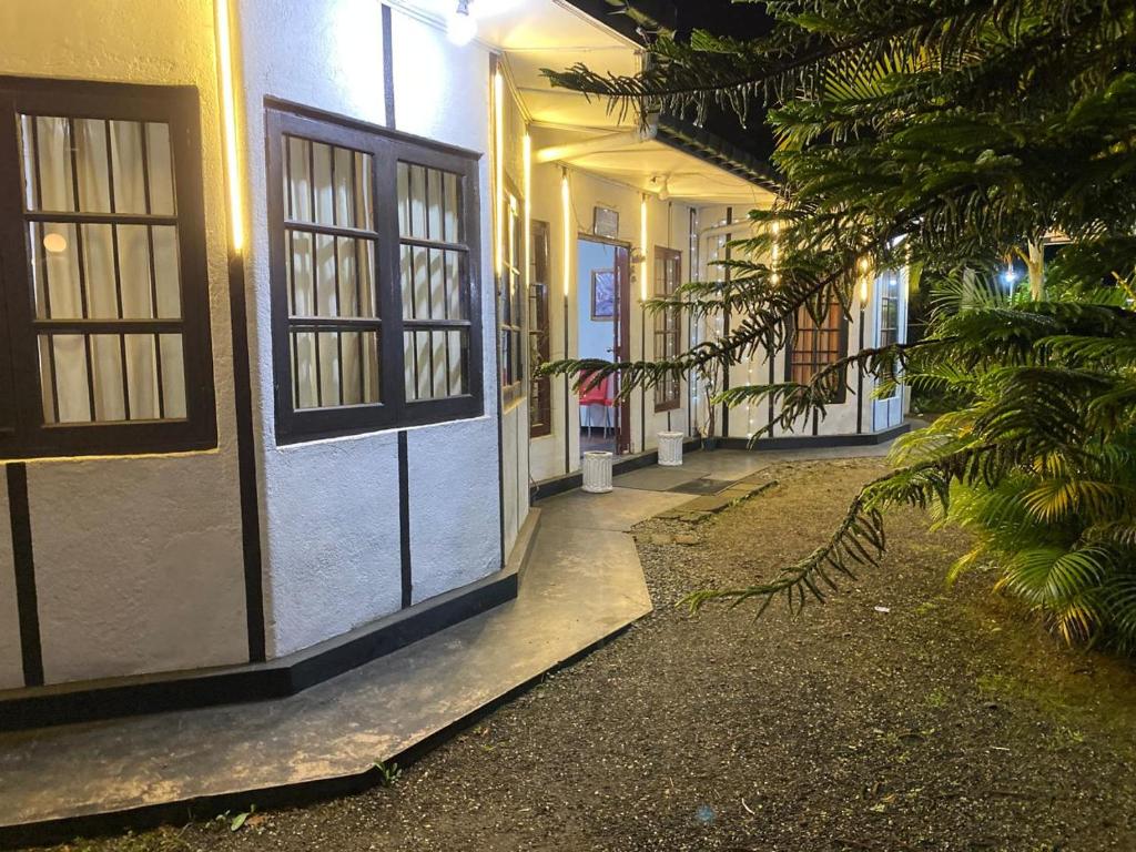 Fotografie z fotogalerie ubytování Adams Peak Holiday Bungalow v destinaci Nikawatawana