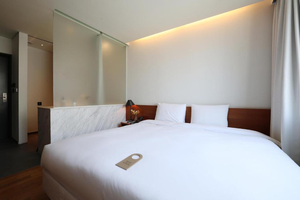 Postel nebo postele na pokoji v ubytování Seoul Hotel ShinShin Myeongdong
