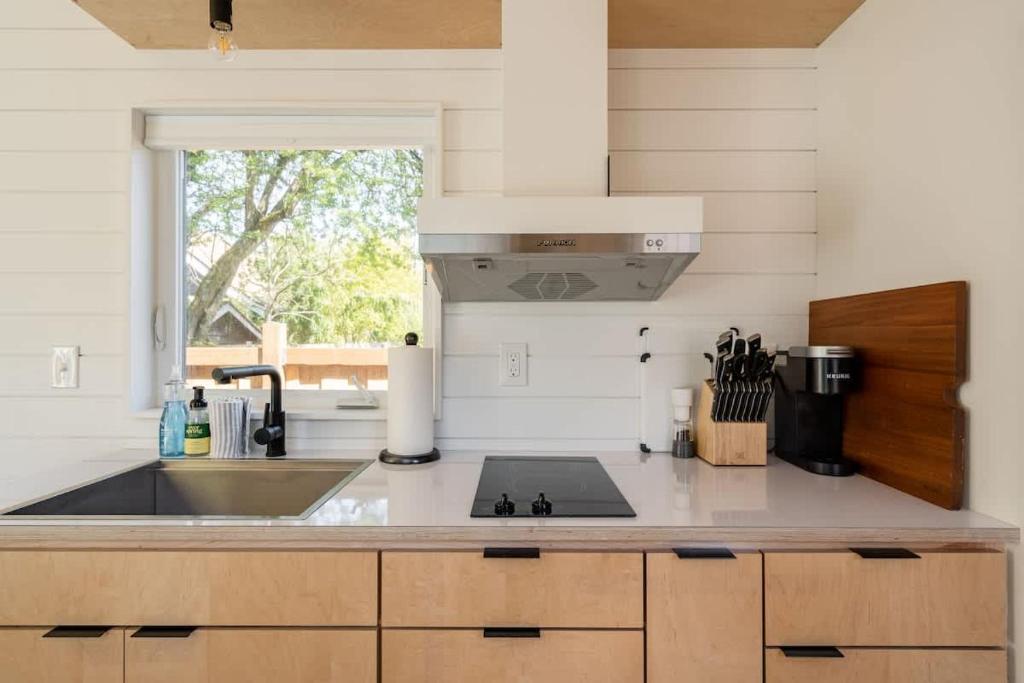 Kuchyň nebo kuchyňský kout v ubytování Stay Portland - Mesa Tiny House Oasis on Alberta