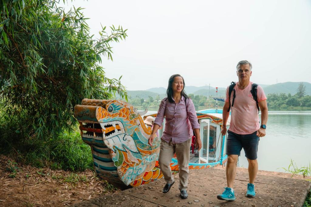 Hue Ecolodge mang đến một góc Huế khác biệt với bungalow ẩn mình giữa cây xanh và những khoảng vườn rộng, phù hợp cho du khách muốn tạm rời nhịp sống đô thị để tận hưởng kỳ nghỉ gần thiên nhiên.