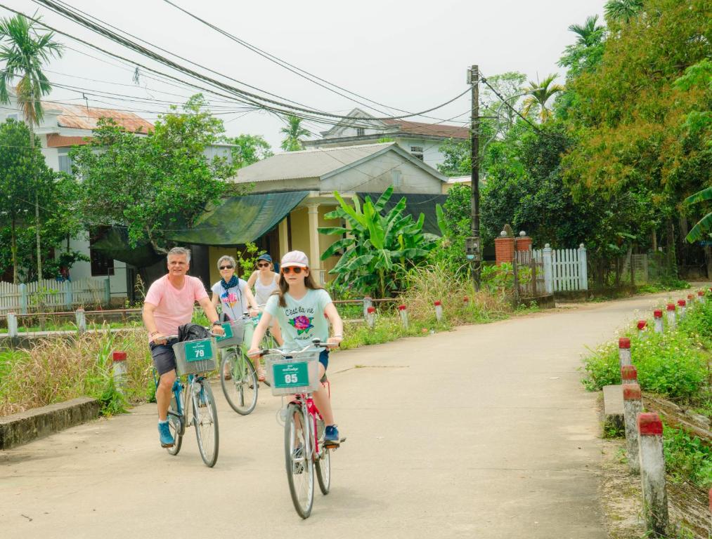 Xe đạp là một trong những trải nghiệm đặc trưng tại Hue Ecolodge, giúp du khách thong thả khám phá những con đường làng, vườn cây và nhịp sống yên bình của Thủy Biều. Đây là cách phù hợp để cảm nhận Huế chậm hơn và gần gũi hơn với đời sống địa phương.