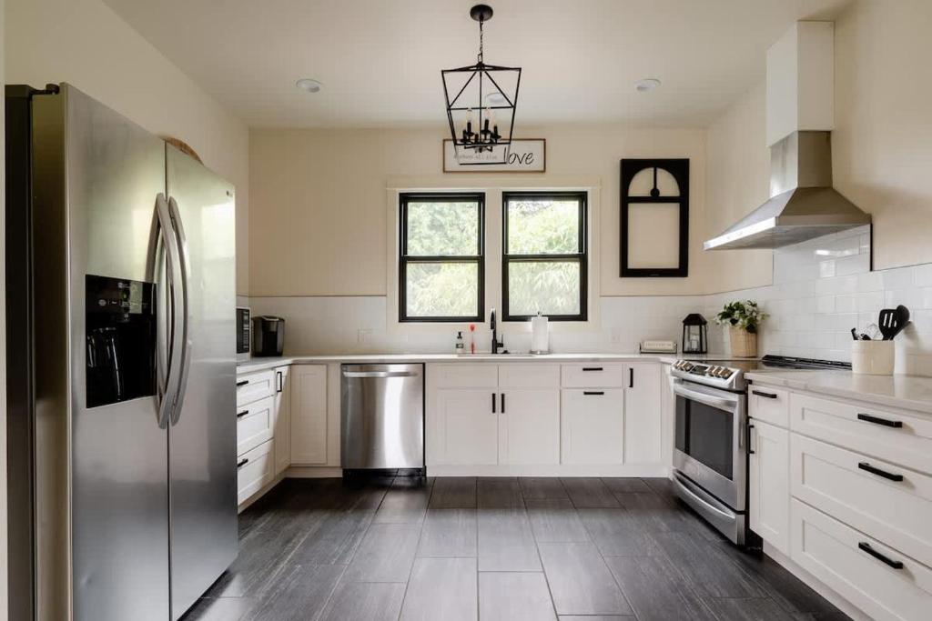 Η κουζίνα ή μικρή κουζίνα στο Stay Portland - Fresh Farmhouse Remodel in SE Portland 96BikeScore