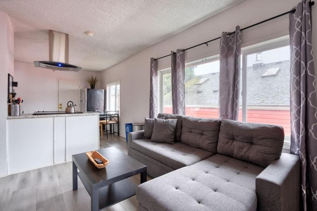 Posezení v ubytování Stay Portland - Spacious & Hip 1BR with All Access to NE Portland