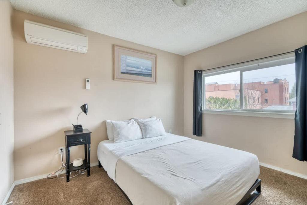 Postel nebo postele na pokoji v ubytování Stay Portland - Spacious & Hip 1BR with All Access to NE Portland