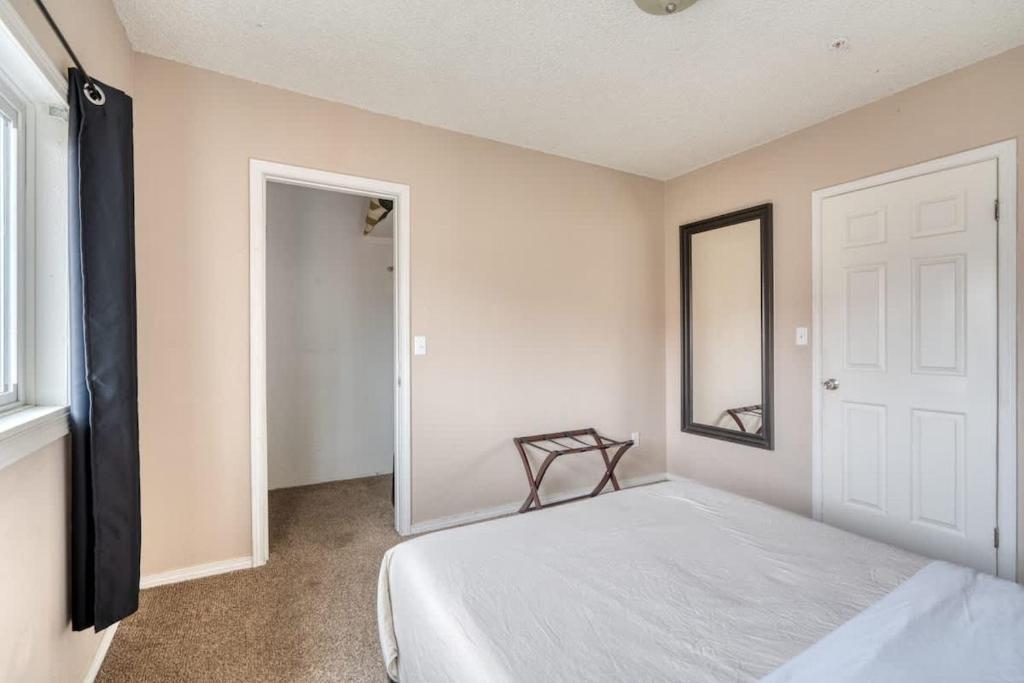 Postel nebo postele na pokoji v ubytování Stay Portland - Spacious & Hip 1BR with All Access to NE Portland