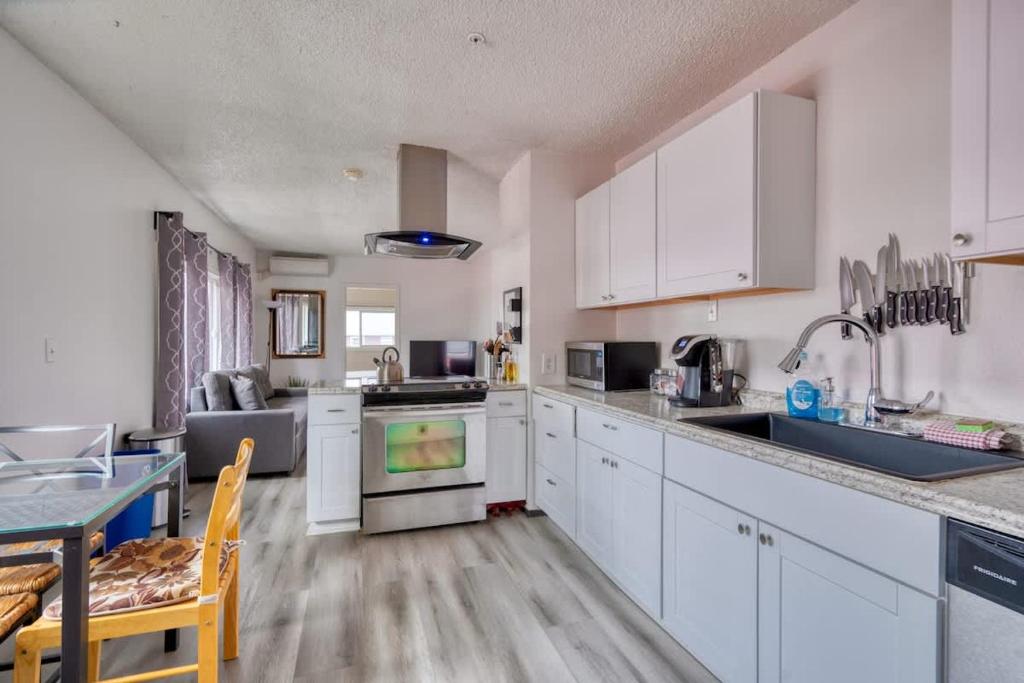 Kuchyň nebo kuchyňský kout v ubytování Stay Portland - Spacious & Hip 1BR with All Access to NE Portland