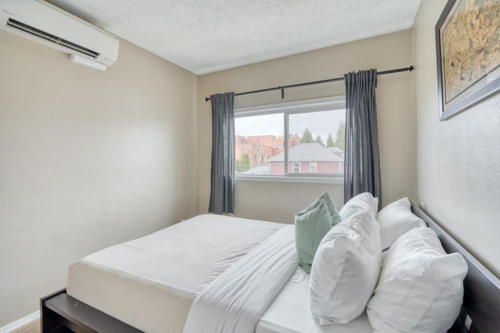 Postel nebo postele na pokoji v ubytování Stay Portland - Charming 2BR in the Heart of NE Portland