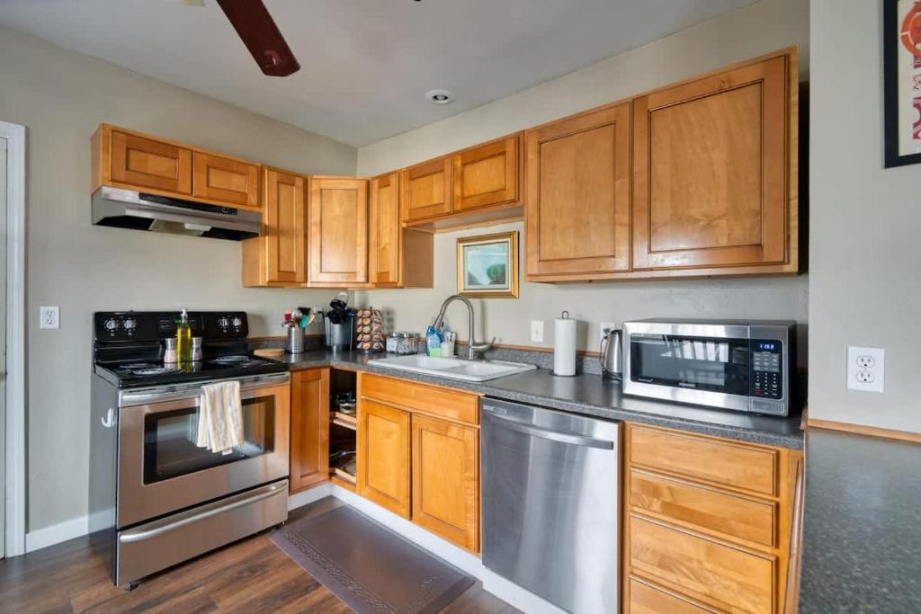 Kuchyň nebo kuchyňský kout v ubytování Stay Portland - Charming 2BR in the Heart of NE Portland