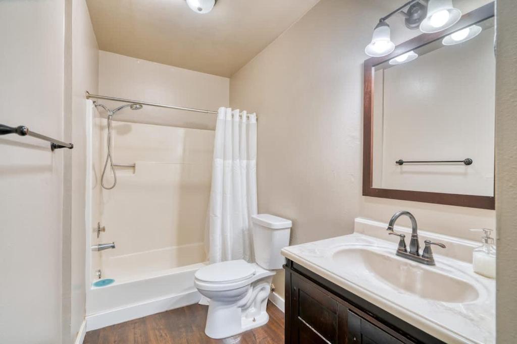 Koupelna v ubytování Stay Portland - Charming 2BR in the Heart of NE Portland