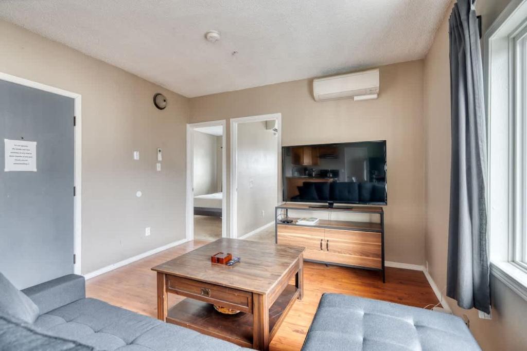 TV a/nebo společenská místnost v ubytování Stay Portland - Charming 2BR in the Heart of NE Portland