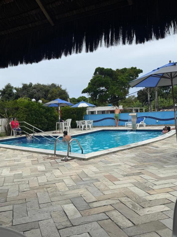 ナタールにあるYatch village ap completo vista marの少年がプールに立っている