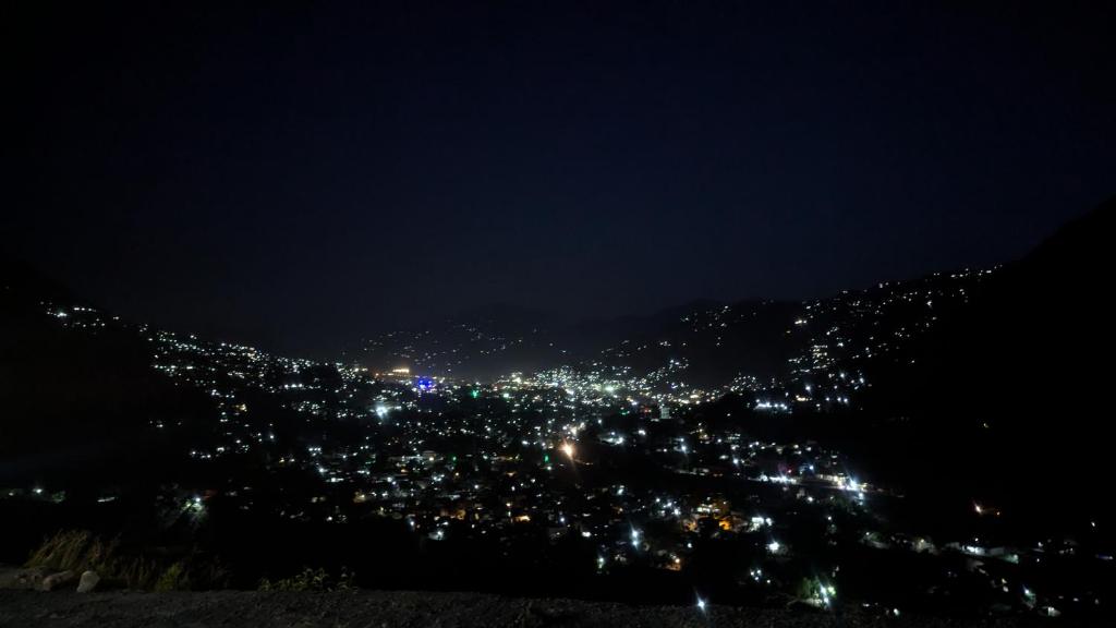 Nespecifikovaný výhled na hory nebo výhled na hory při pohledu z vily